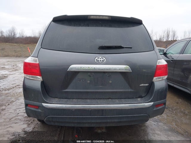 Toyota Highlander Base V6