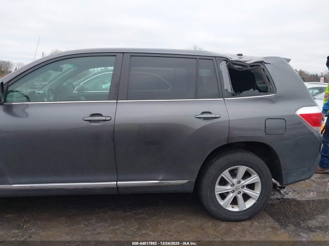 Toyota Highlander Base V6