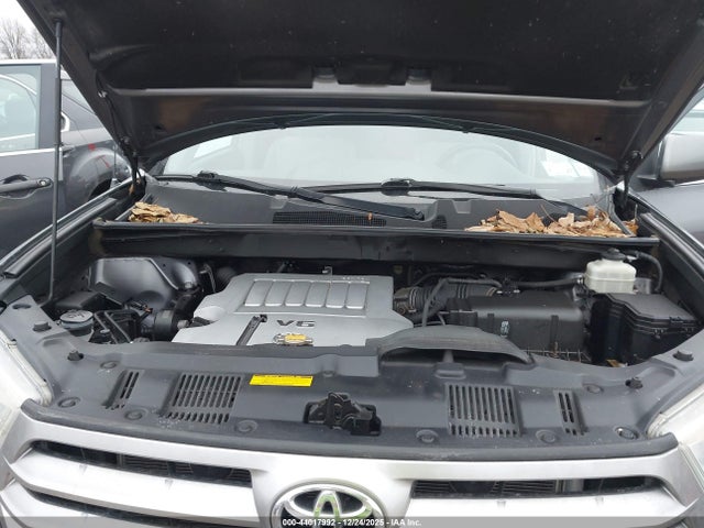 Toyota Highlander Base V6
