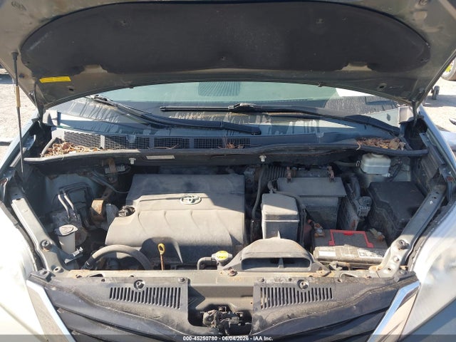 Toyota Sienna Le V6