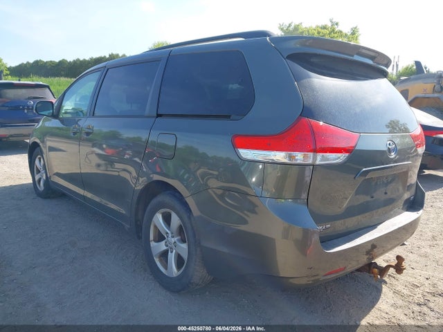 Toyota Sienna Le V6