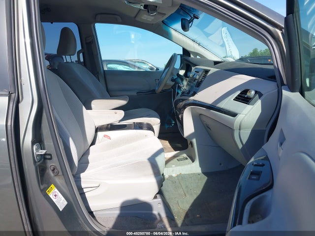 Toyota Sienna Le V6