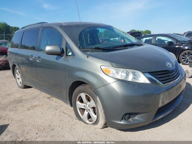 Salvage Toyota Sienna Image