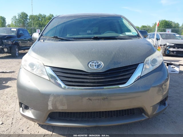 Toyota Sienna Le V6