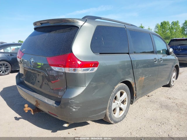 Toyota Sienna Le V6