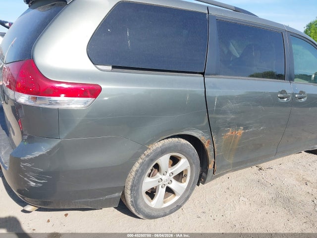 Toyota Sienna Le V6