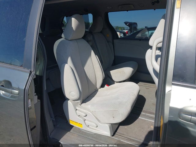 Toyota Sienna Le V6