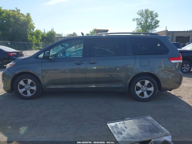Toyota Sienna Le V6