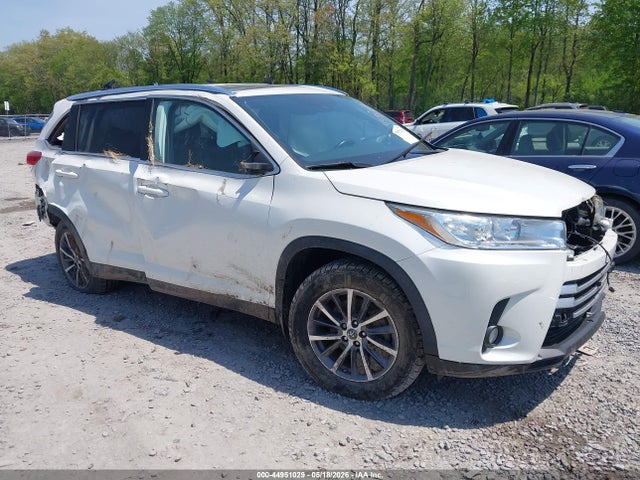 Salvage Toyota Highlander Image