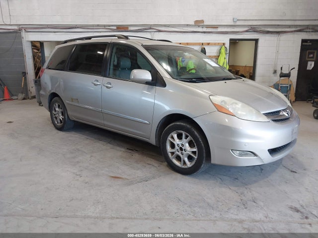 Salvage Toyota Sienna Image