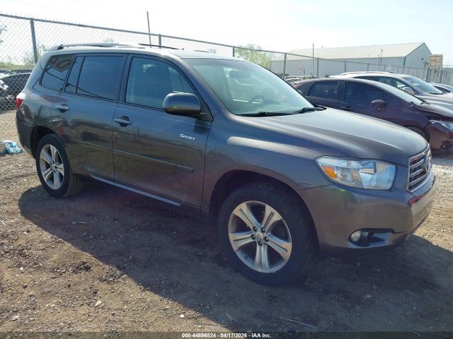 Salvage Toyota Highlander Image