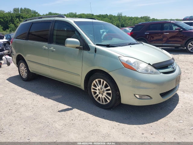 Salvage Toyota Sienna Image