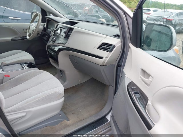 Toyota Sienna Le 7 Passenger