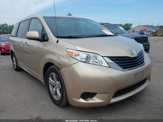 Salvage Toyota Sienna Image