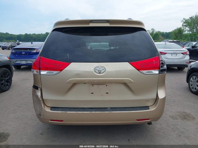 Toyota Sienna Le V6 8 Passenger