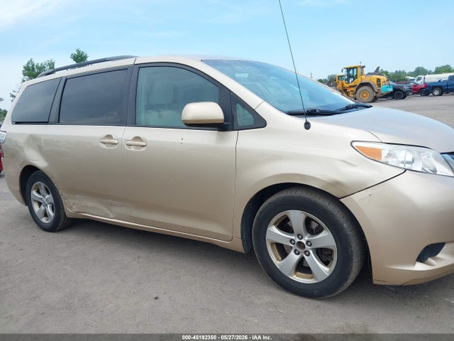 Toyota Sienna Le V6 8 Passenger
