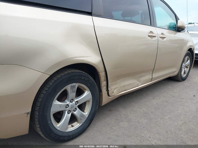 Toyota Sienna Le V6 8 Passenger