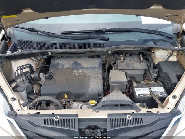 Toyota Sienna Le V6 8 Passenger