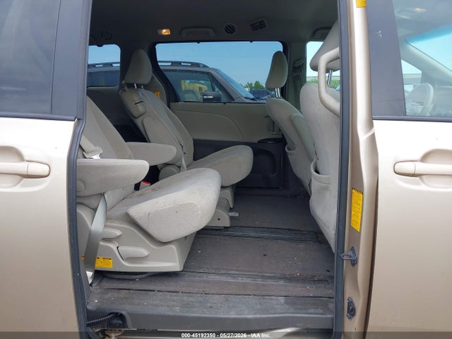 Toyota Sienna Le V6 8 Passenger