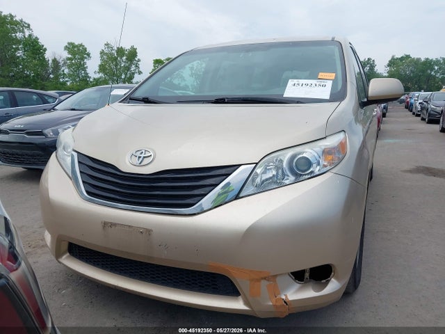 Toyota Sienna Le V6 8 Passenger