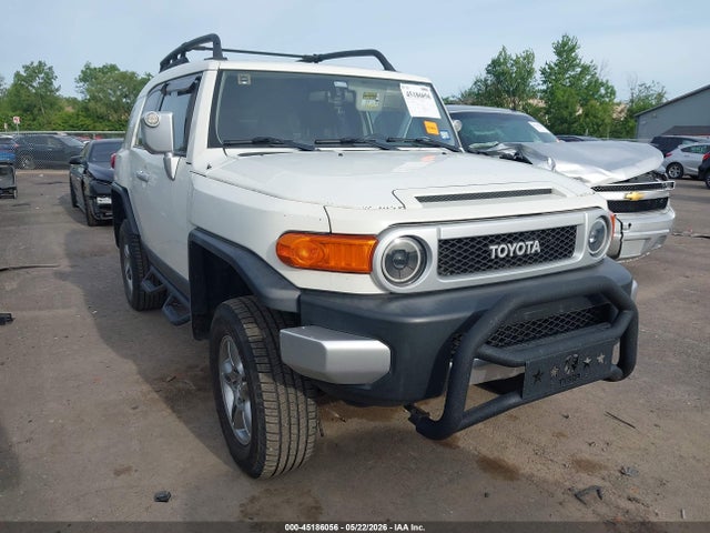 Salvage Toyota FJ Cruiser Image