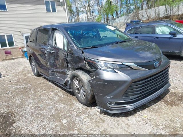 Salvage Toyota Sienna Image