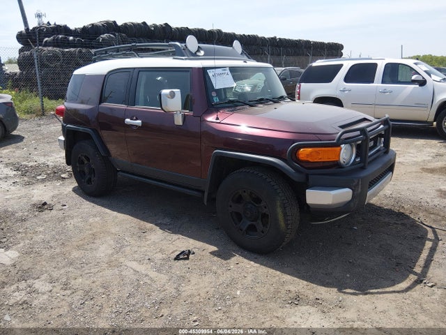 Salvage Toyota FJ Cruiser Image
