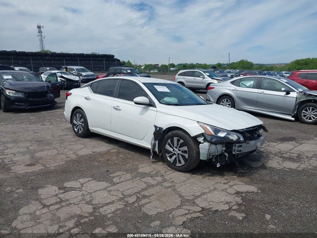 Salvage Nissan Altima Image