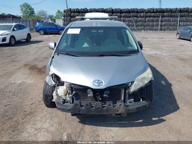 Toyota Sienna Le V6 8 Passenger