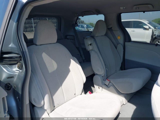Toyota Sienna Le V6 8 Passenger