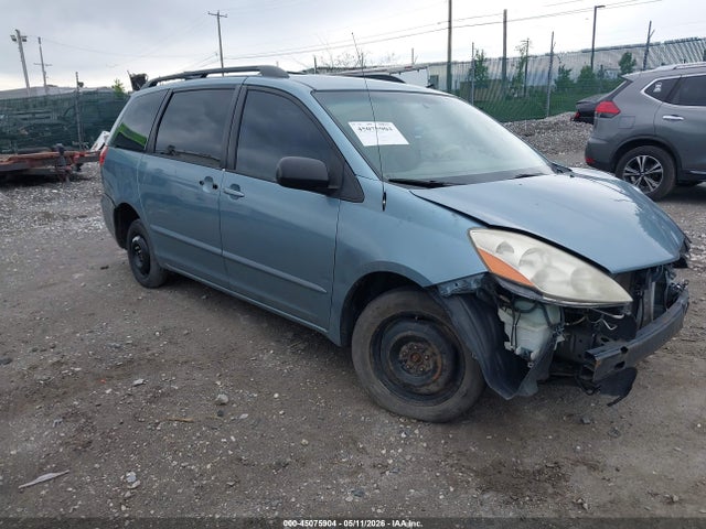 Salvage Toyota Sienna Image