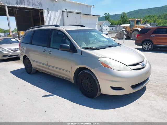 Salvage Toyota Sienna Image