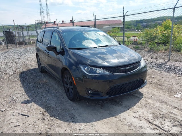Salvage Chrysler Pacifica Image