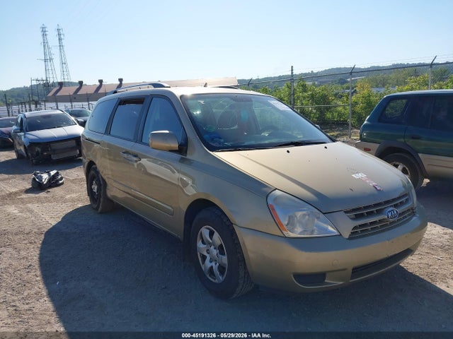 Salvage Kia Sedona Image