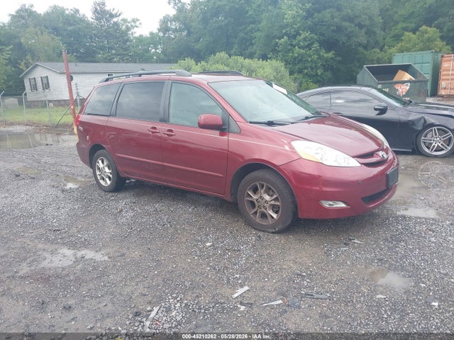 Salvage Toyota Sienna Image