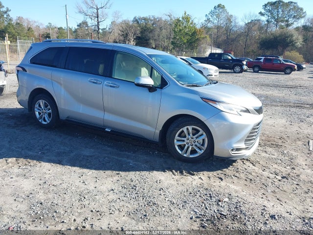 Salvage Toyota Sienna Image