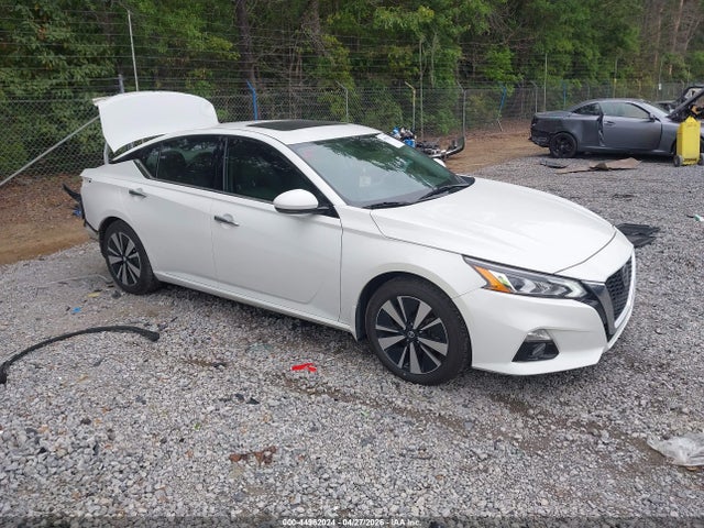 Salvage Nissan Altima Image