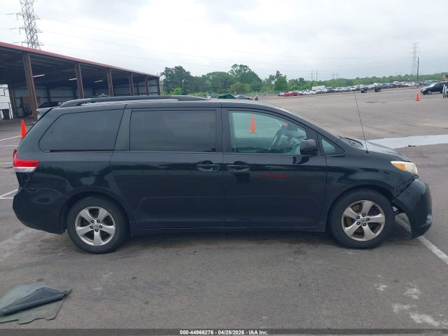 Toyota Sienna Le V6 8 Passenger