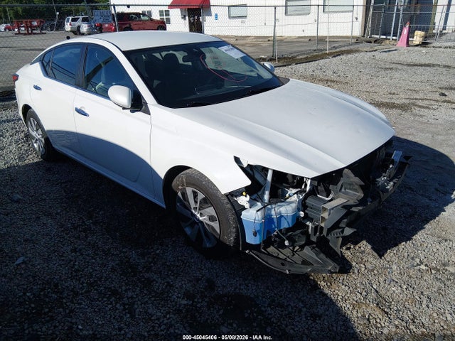 Salvage Nissan Altima Image