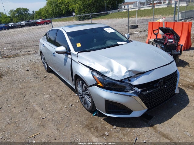 Salvage Nissan Altima Image