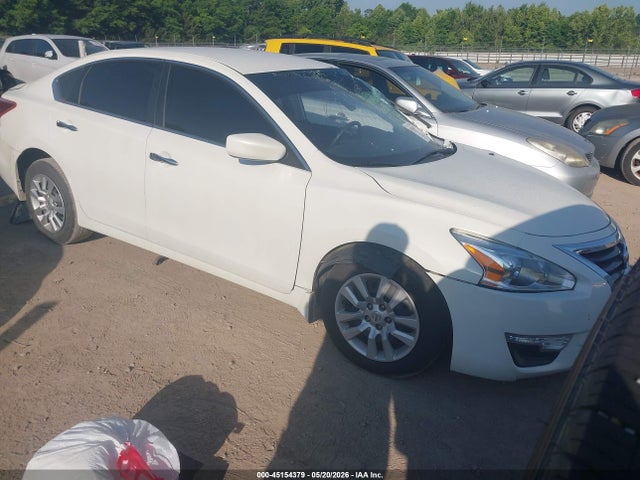 Salvage Nissan Altima Image