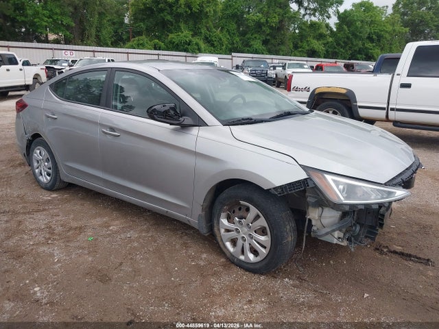Salvage Hyundai ELANTRA Image