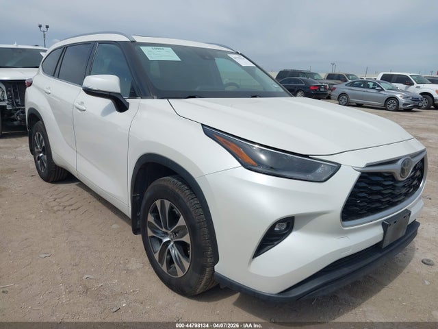 Salvage Toyota Highlander Image