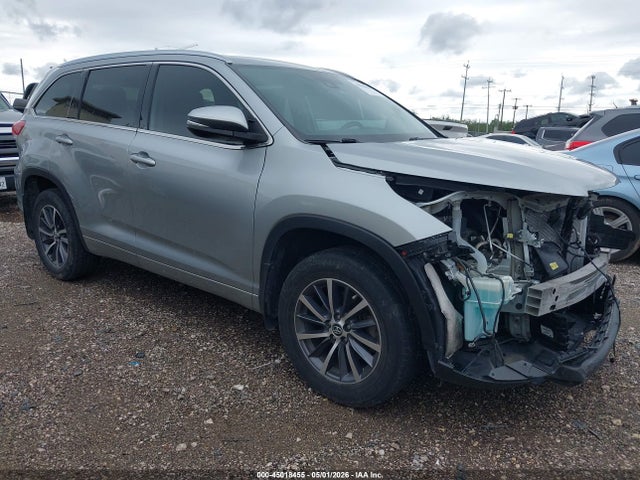 Salvage Toyota Highlander Image