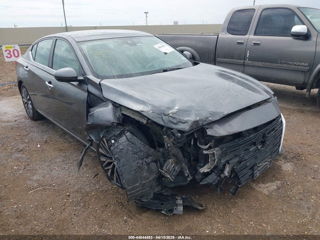 Salvage Nissan Altima Image