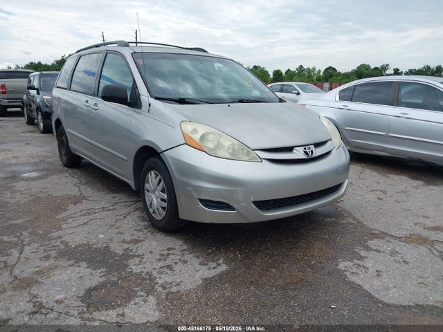Salvage Toyota Sienna Image
