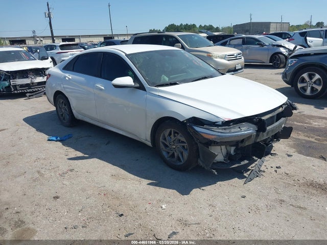 Salvage Hyundai ELANTRA Image