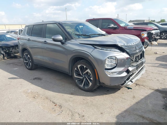 Salvage Mitsubishi Outlander Image