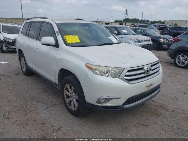 Salvage Toyota Highlander Image