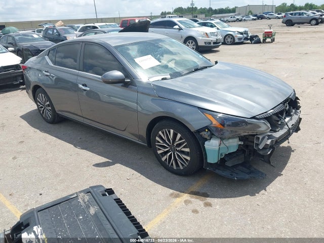 Salvage Nissan Altima Image